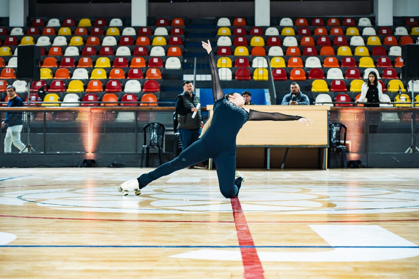 Rutina de patinaje artístico en pista de competencia