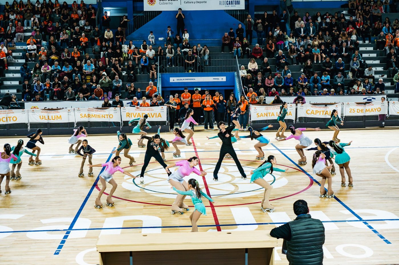 Grupo de patinadoras durante una exhibición