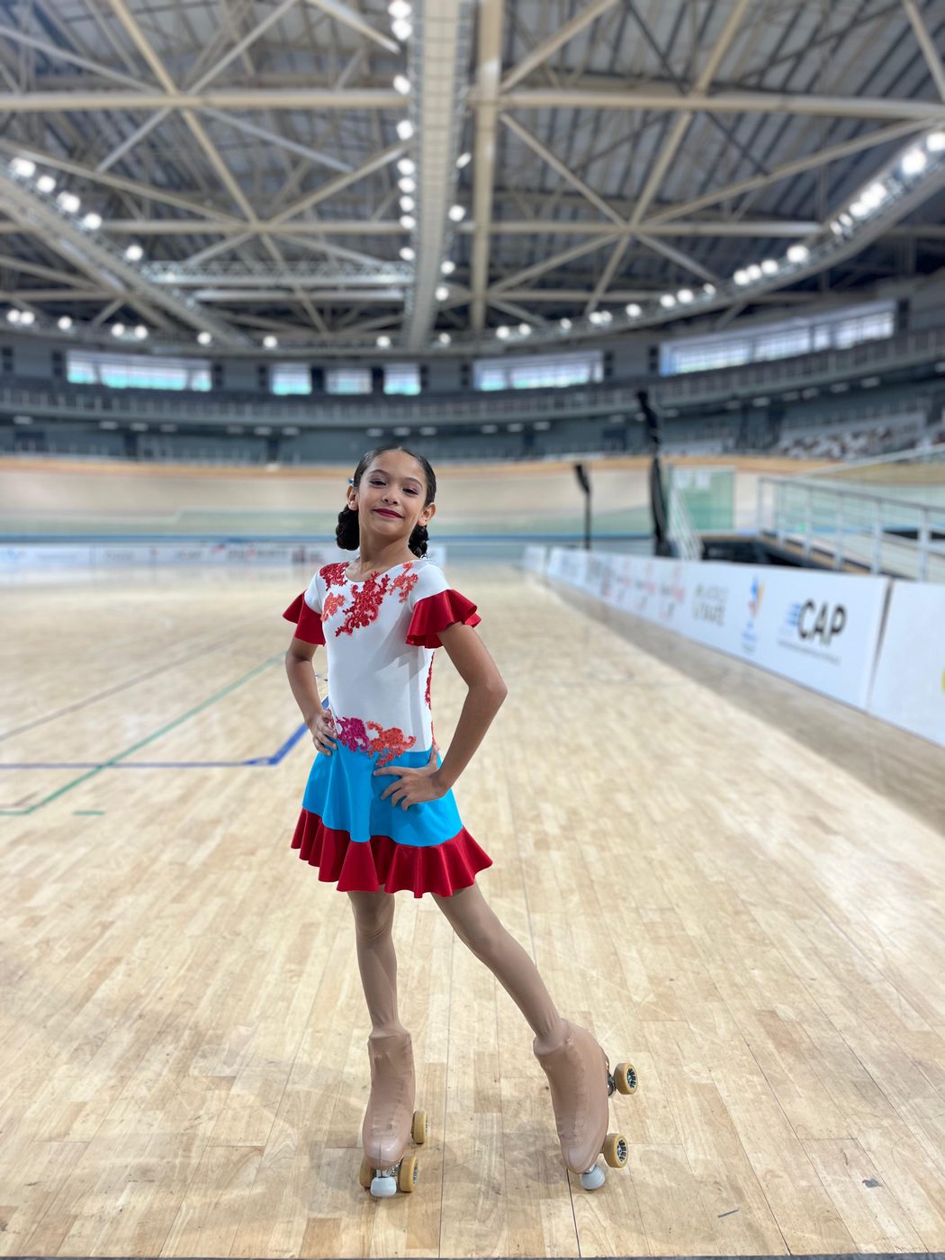 Patinadora posando en el Velódromo Vicente A. Chancay