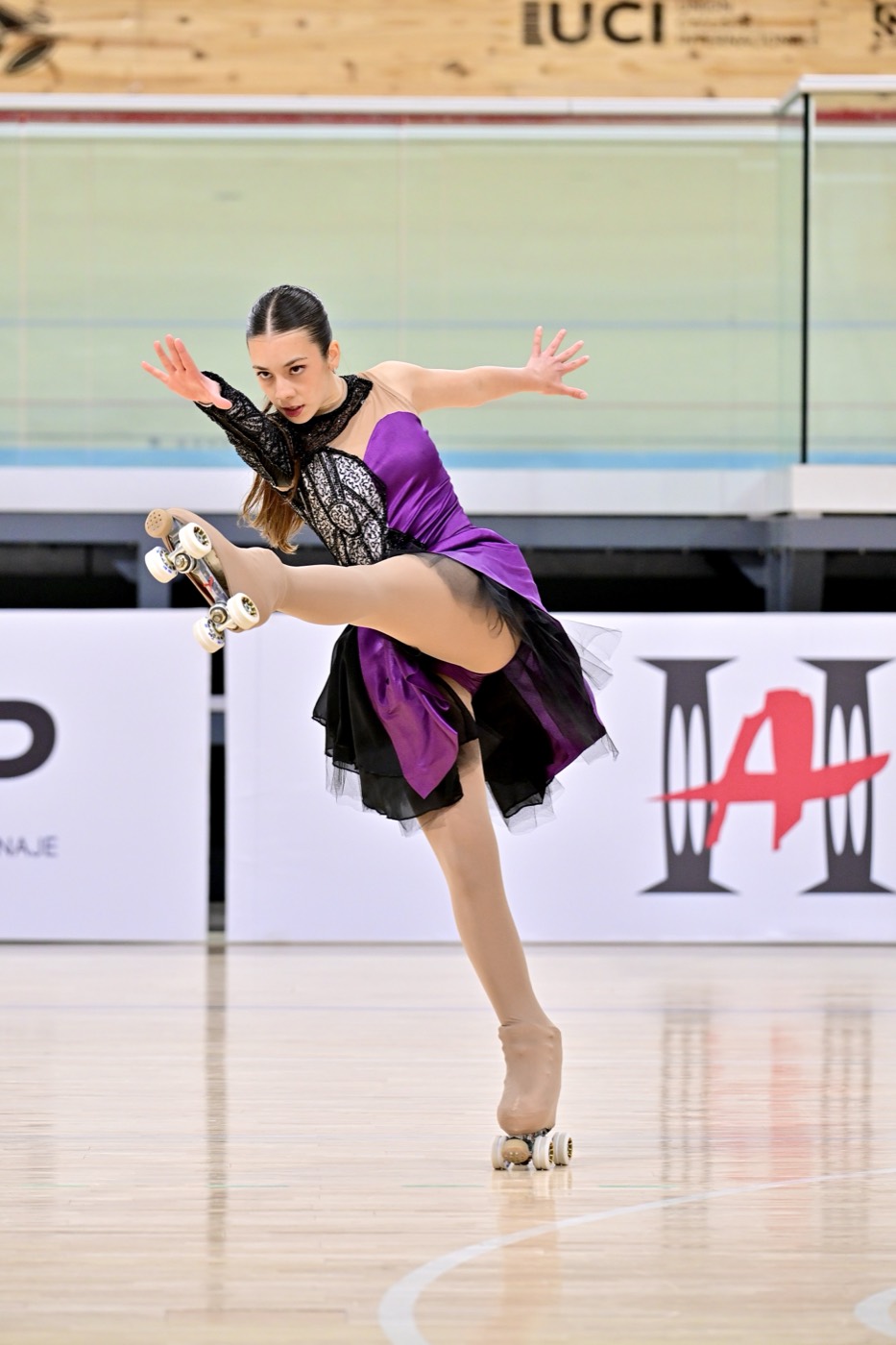 Patinadora sanjuanina compitiendo en el Velódromo Vicente Chancay